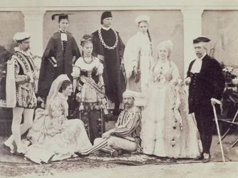 Eine Gruppe englischer Schauspieler in Indien, ca. 1880 (Albumindruck)